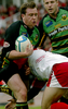 写真はタックルを受け苦戦するイングランドの%%Paul Diggin%%（左）。(c)AFP/DANIEL VELEZ