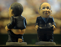　スペイン・カタルーニャ（Catalonia）地方で、今年もクリスマス恒例の排便人形「カガネル（Caganer、「排便」の意）がお目見えした。カタルーニャでは、クリスマスシーズンになると有名人が排泄する姿を模した陶器の人形を自宅内に隠し、招待客に探させるのが恒例行事となっている。18世紀から続く風習で、カガネルは翌年の豊穣（ほうじょう）、希望、繁栄の象徴とされている。

　写真は、バルセロナ（Barcelona）のクリスマス市に登場したフェリペ・カルデロン（Felipe Calderon）メキシコ大統領のカガネル（2009年12月21日撮影）。(c)AFP/LLUIS GENE
