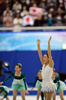 フィギュアスケート四大陸選手権（ISU Four Continents Figure Skating Championships 2013）は10日、大阪で行われ、女子シングル・フリースケーティング（FS）で浅田真央（Mao Asada）が合計205.45点で優勝を飾った。

鈴木明子（Akiko Suzuki）が合計190.08点で2位に、村上佳菜子（Kanako Murakami）が合計181.03点で3位に入った。

演技後、歓声に応える浅田真央（2013年2月10日撮影）。(c)AFP/TOSHIFUMI KITAMURA