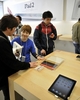 都内のアップルストアでiPad 2を見る人びと（2011年4月28日撮影）。(c)AFP/Yoshikazu TSUNO