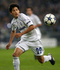 サッカー欧州チャンピオンズリーグ2010-11（UEFA Champions League 2010-11）、グループリーグ第2節、シャルケ04（Schalke04）対ベンフィカ（Benfica）。ボールに走り込む内田篤人（Atsuto Uchida、2010年9月29日撮影）。(c)AFP/PATRIK STOLLARZ