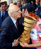 第92回ジロ・デ・イタリア（%%2009 Giro d&apos;Italia%%）第21ステージ（ローマ市街、14.4キロメートル個人タイムトライアル）。ラボバンク（%%Rabobank%%）のデニス・メンショフ（%%Denis Menchov%%、ロシア）が、首位と24秒差の19分06秒でステージを10位で終え、合計タイムを86時間03分11秒として総合優勝を果たした。写真はジョルジョ・ナポリターノ（%%Giorgio Napolitano%%）伊大統領に祝福されるデニス・メンショフ（右2）。（2009年5月31日撮影）(c)AFP/ENRICO OLIVERIO