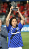 サッカーAFCチャンピオンズリーグ2008の大会MVPに輝き、トロフィーを掲げるガンバ大阪の遠藤保仁。（2008年11月12日撮影）(c)AFP/William WEST