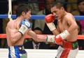 ボクシング、WBA世界ライトフライ級タイトルマッチ12回戦。王者アルベルト・ロセル（Alberto Rossel、右）と対戦する田口良一（Ryoichi Taguchi、2014年12月31日撮影）。(c)AFP/Toru YAMANAKA
