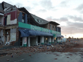 ニュージーランド南島クライストチャーチ（Christchurch）で、地震により一部が倒壊した商店（2011年6月14日撮影）。(c)AFP/NEIL SANDS