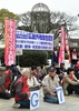 広島市の原爆ドーム前でG7外相会合に反対する人たち（2016年4月10日撮影）。(c)AFP/KAZUHIRO NOGI