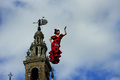 スペイン・セビリア（Sevilla）のセビリア大聖堂（Sevilla Cathedral）前につるされた、「国際フラメンコ・ファッションショー（SIMOF）」を告知するフラメンコの踊り手の人形。SIMOFは31日から来月3日まで開催される（2013年1月26日撮影）。(c)AFP/CRISTINA QUICLER