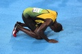リオデジャネイロ五輪、陸上男子200メートル決勝。優勝を飾り、地面に膝をついて歓喜するジャマイカのウサイン・ボルト（2016年8月18日撮影）。(c)AFP/PEDRO UGARTE
