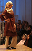 2007年7月8日、イランのテヘラン市内で開かれたファッションイベント「Women From My Homeland」で行われたイスラム式ファッション新作ショー。(c)AFP/BEHROUZ MEHRI
