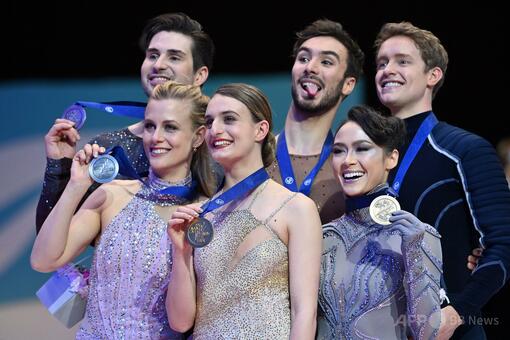 パパダキスとハベルがアイスショーで同性ペア フィギュアスケート 写真