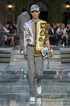 ヴェルサーチ」18年春夏メンズ 写真53枚 国際ニュース：AFPBB News