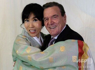 シュレーダー前独首相、韓国人女性と結婚式 ベルリンの最高級ホテルで