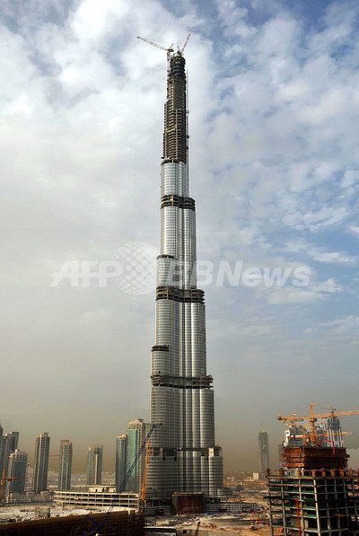 ドバイで建設中の超高層ビル、世界一高い建造物に