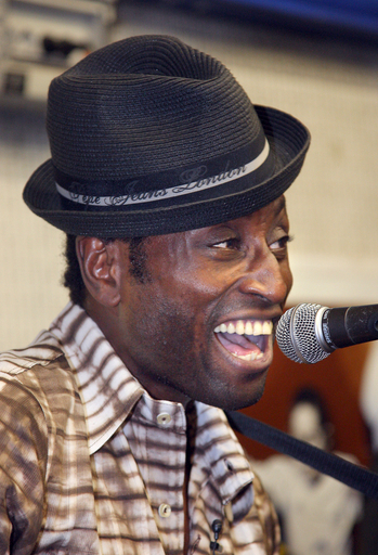 キザイア・ジョーンズ、パリの地下鉄駅でライブ