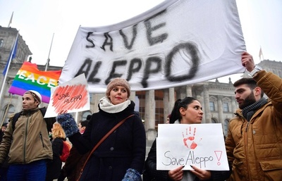 「人道はどこ？」シリア・アレッポ危機で抗議デモ 独仏