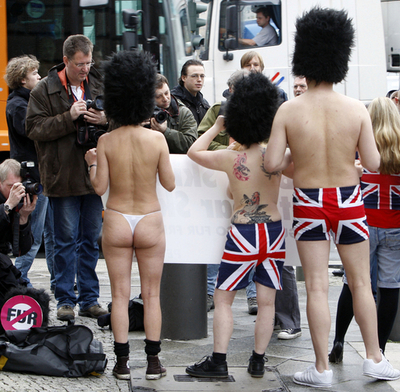 動物愛護団体PETA、今度は近衛兵がかぶるクマ毛皮帽子に抗議