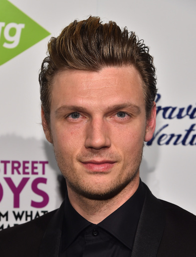 バックストリート・ボーイズのニック、暴行容疑で逮捕