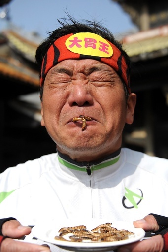中国大食い王者が「虫食い」に挑戦
