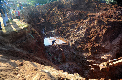 埋蔵金求め無許可で掘削、現場は大混乱 パラグアイ