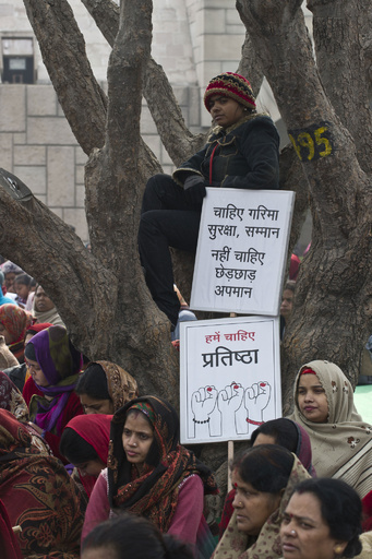 女性の尊厳訴えるデモ行進に数百人、インド・ニューデリー