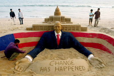 オバマ米大統領の巨大砂像、インドに出現