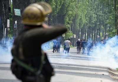 インドで3歳の女児がレイプされる、抗議デモで多数の負傷者