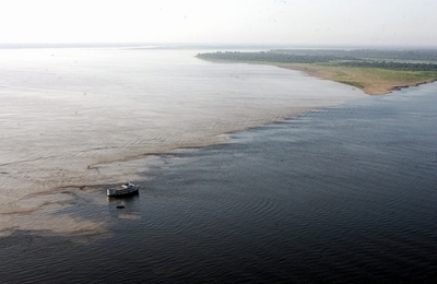 アマゾン川の地下深くに地底河川
