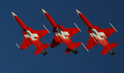 アルペンスキーW杯会場でスイス空軍のアクロバット飛行