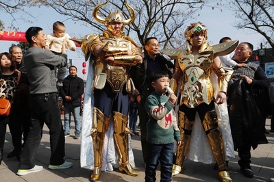 江南水郷の下町に「聖闘士」が降臨 観光客の注目集まる