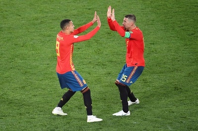 終了間際のアスパス弾でスペイン引き分け、B組首位で16強入り