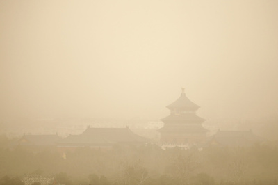 「黄色い霧」北京覆う 気象当局はより深刻な砂嵐「ブルー警報」、今年初