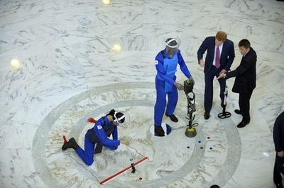 英ヘンリー王子、熱狂する米国女性たちをスルー