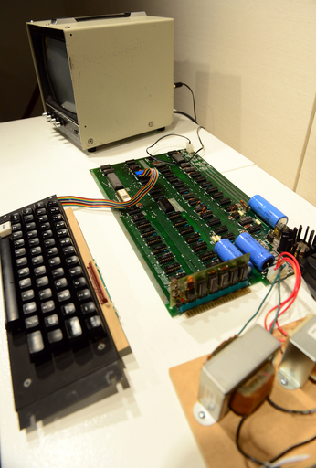 アップル初代PC「Apple I」、2900万円で落札