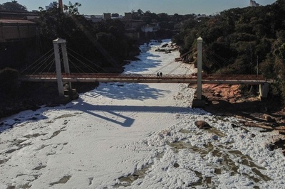 川面を覆う白い泡…原因は下水の汚染物質 ブラジル