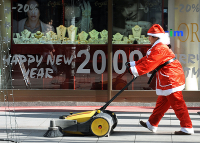 きれい好きなサンタさん、マケドニアで街頭清掃