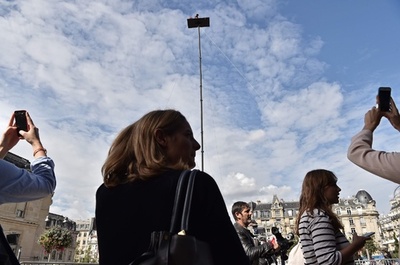 パリの景色を独り占め？ 18m柱上に1週間 仏美術作家