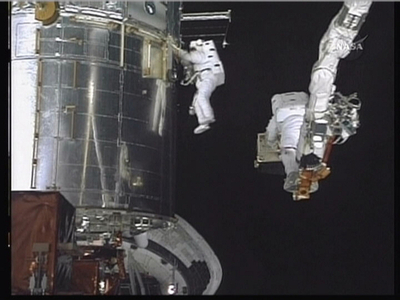 アトランティス、ハッブル望遠鏡の修理終了 宇宙空間へ放出