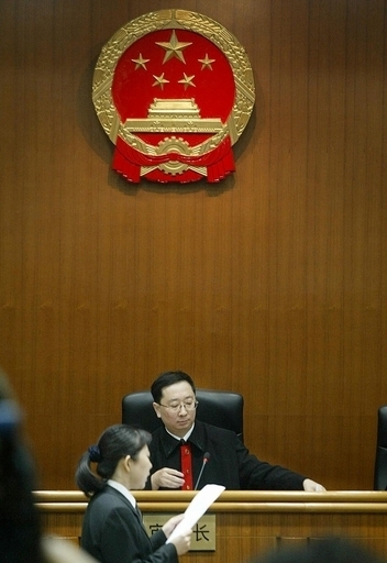裁判中に判事6人に硫酸、男女を逮捕 中国