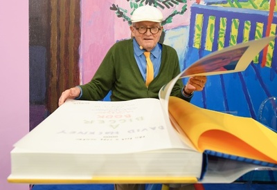 D・ホックニー氏の「超巨大」な作品集、独ブックフェアで公開
