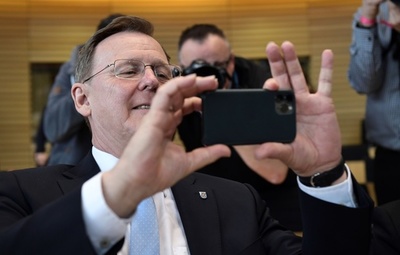 独州首相、「メルケルちゃん」とのコロナ会議中にキャンクラ