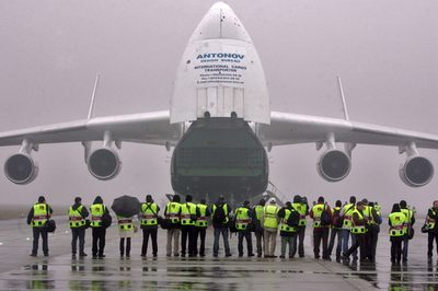 超大型貨物機がブダペストに飛来、石油会社資材を中東に輸送