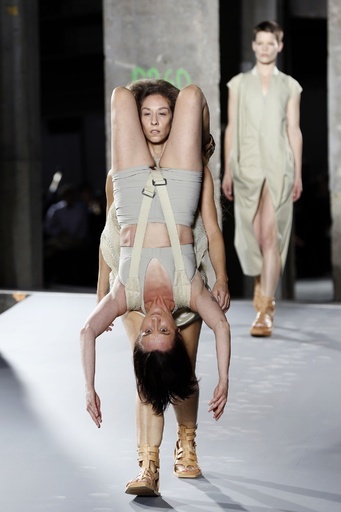 まるで組み体操？モデルが2人1組でランウェイを闊歩 パリ