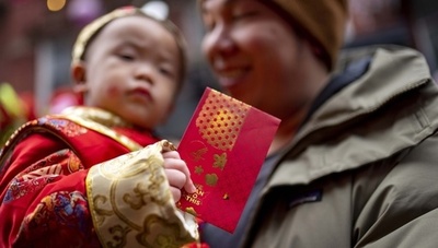 「お年玉」を狙う？銀行が子ども向け金融市場に参入