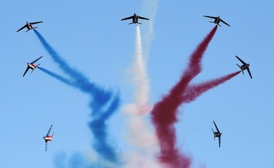 仏空軍のアクロバット飛行、大空に国旗描く