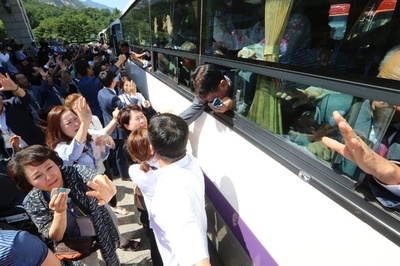 南北離散家族の再会行事が終了、家族たちが別れを惜しむ