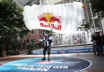 初の屋内ベースジャンプに成功、米ホテルの吹き抜けで