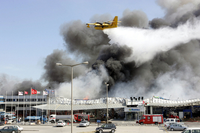 イスタンブールのアタチュルク国際空港で大規模な火災 - トルコ