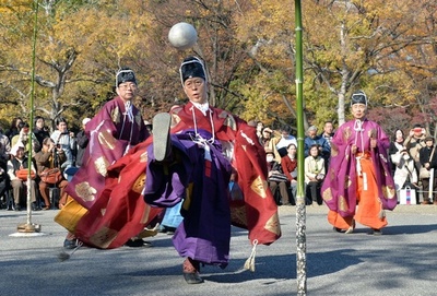 装束姿で蹴鞠を披露