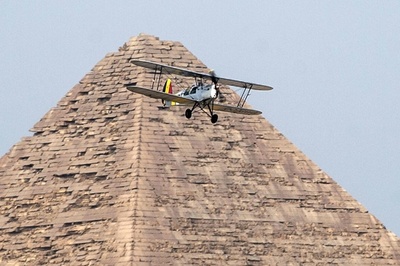 ビンテージ複葉機、ギザの大ピラミッドそばを飛行 エジプト