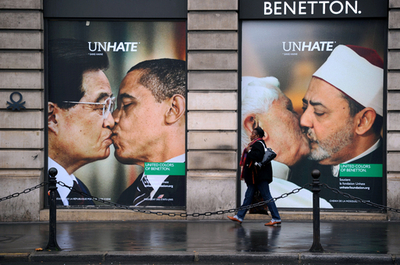 オバマ大統領と胡主席のキス写真、ホワイトハウスもベネトンを非難
